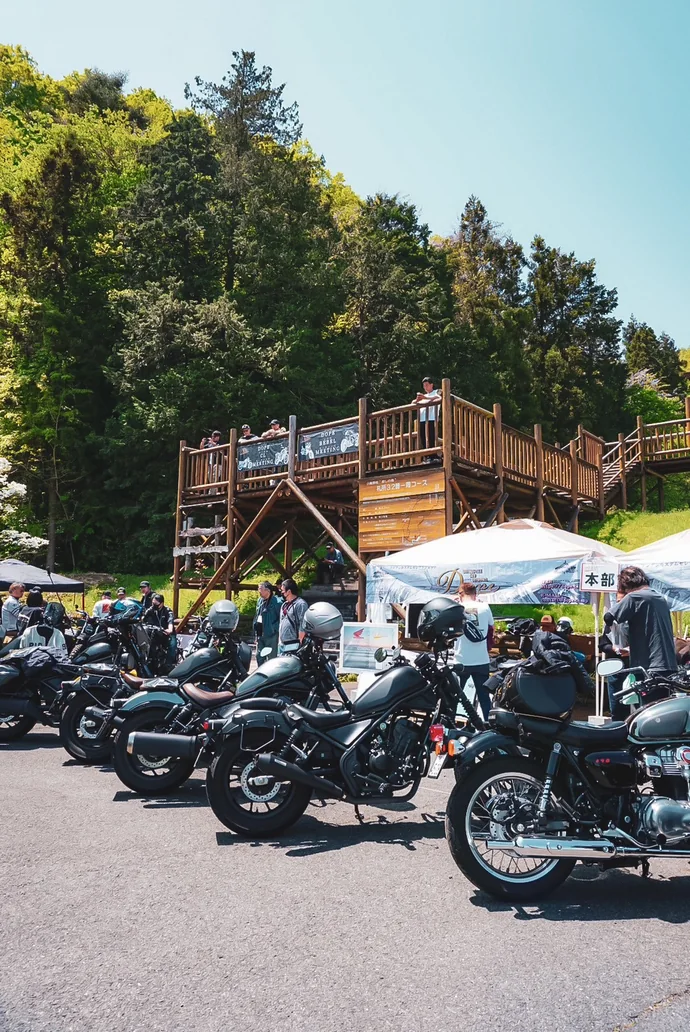 Dopeの屋外でのバイク展示風景