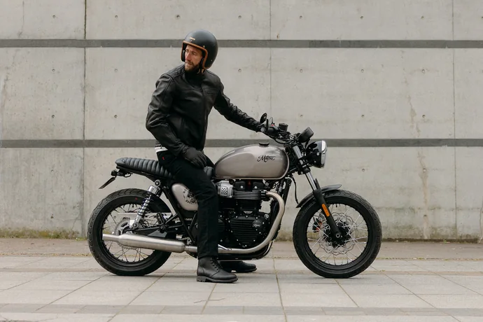 Motone Customsのバイクとライダー
